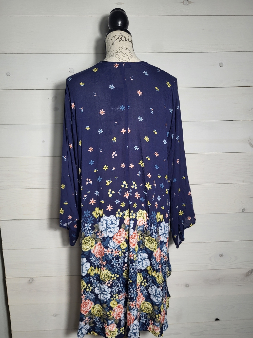 NWT TORRID Kimono Navy Floral Whimsy Flowy Asymetrical Hem Size 1X -2X. - Picture 5 of 7